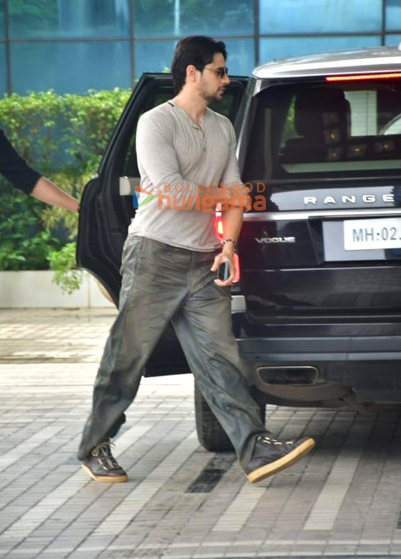 Photos: Sidharth Malhotra snapped in Andheri