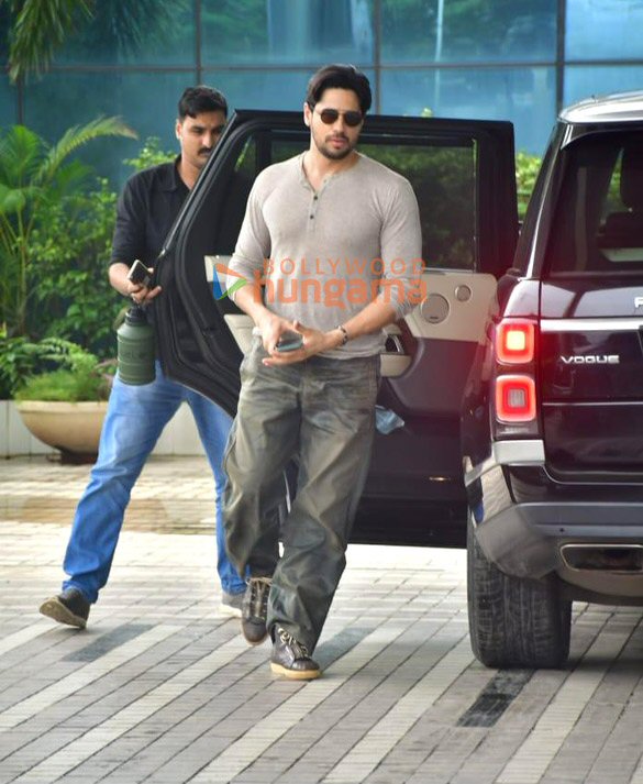 Photos: Sidharth Malhotra snapped in Andheri