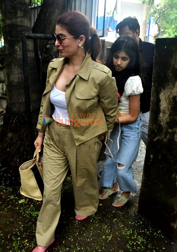 Photos: Twinkle Khanna snapped with daughter in Juhu