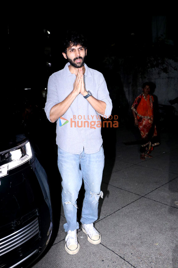 Photos: Kartik Aaryan snapped in Bandra