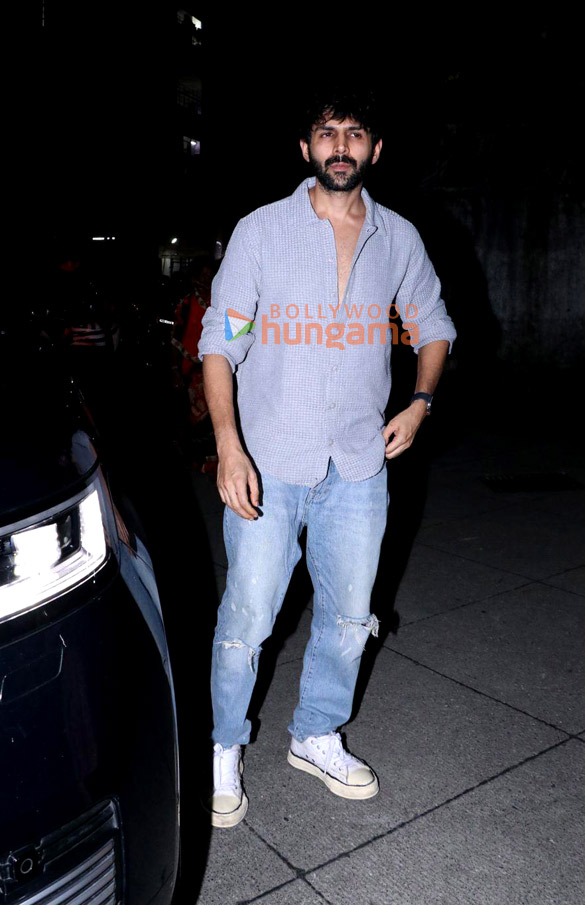 Photos: Kartik Aaryan snapped in Bandra