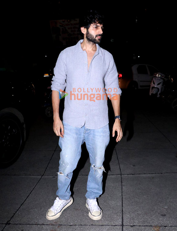 Photos: Kartik Aaryan snapped in Bandra