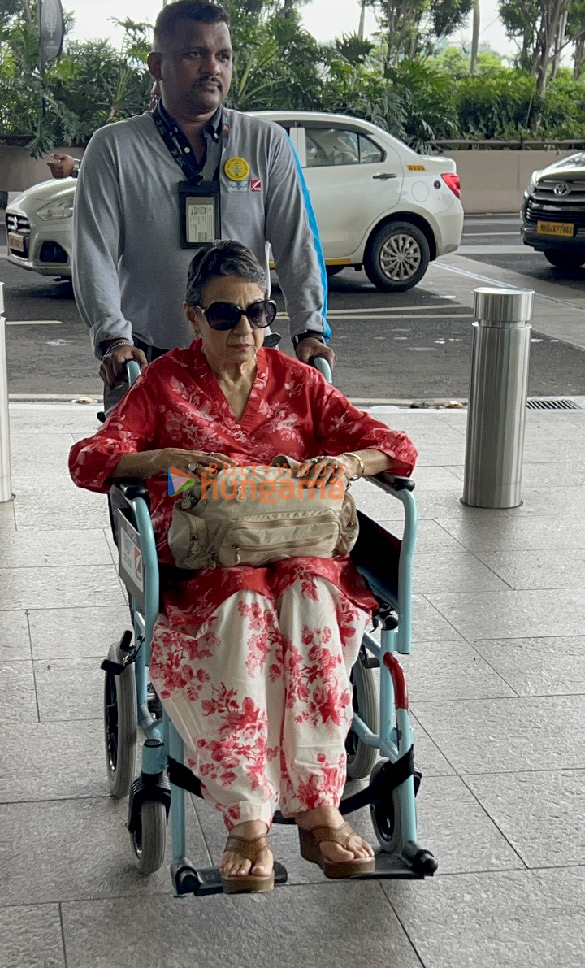 Photos: Kriti Sanon, Mira Rajput Kapoor, Shahid Kapoor and others snapped at the airport