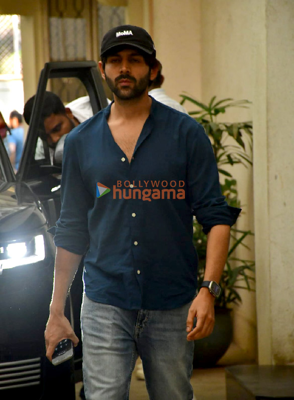 Photos: Kartik Aaryan snapped in Juhu