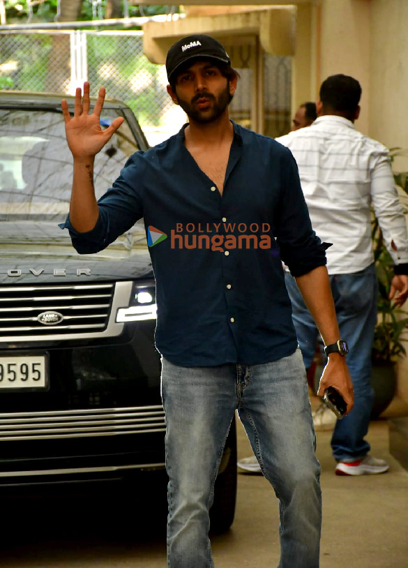 Photos: Kartik Aaryan snapped in Juhu
