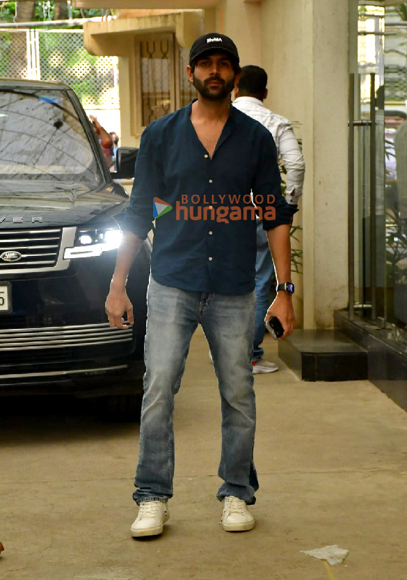 Photos: Kartik Aaryan snapped in Juhu