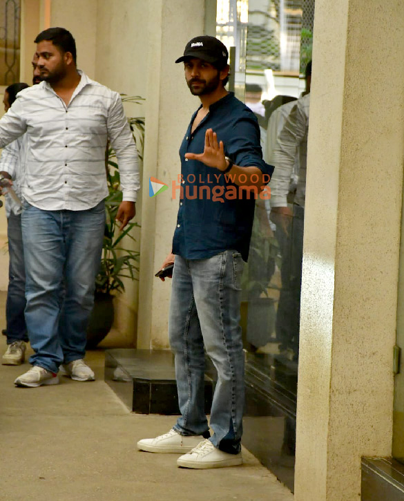 Photos: Kartik Aaryan snapped in Juhu
