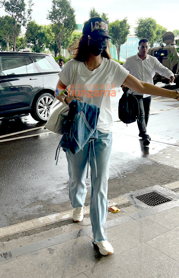 Photos: Shilpa Shetty, Shriya Saran, Maniesh Paul and Aoora snapped at the airport