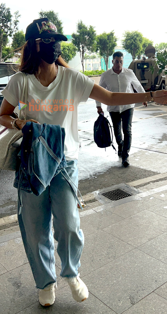 Photos: Shilpa Shetty, Shriya Saran, Maniesh Paul and Aoora snapped at the airport