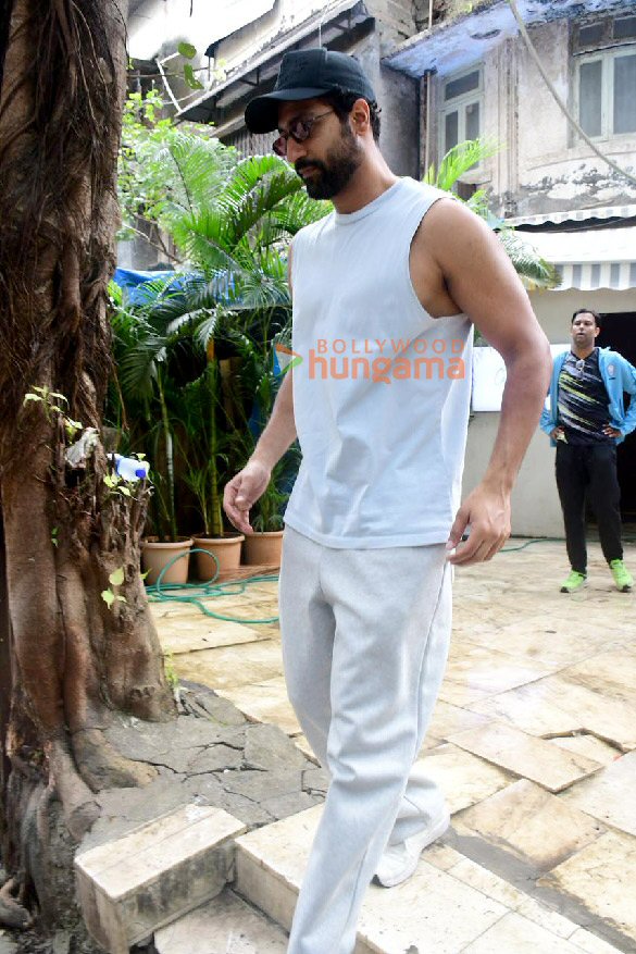 Photos: Vicky Kaushal spotted outside a dance class in Santacruz