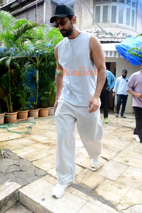 Photos: Vicky Kaushal spotted outside a dance class in Santacruz