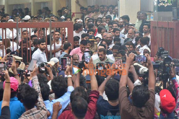 Photos: Salman Khan, Sohail Khan, Arpita Khan, Atul Agnihotri and others attend last rites of Baba Siddique at his residence in Bandra