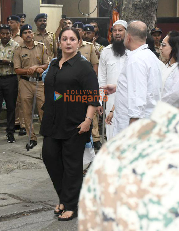 Photos: Salman Khan, Sohail Khan, Arpita Khan, Atul Agnihotri and others attend last rites of Baba Siddique at his residence in Bandra