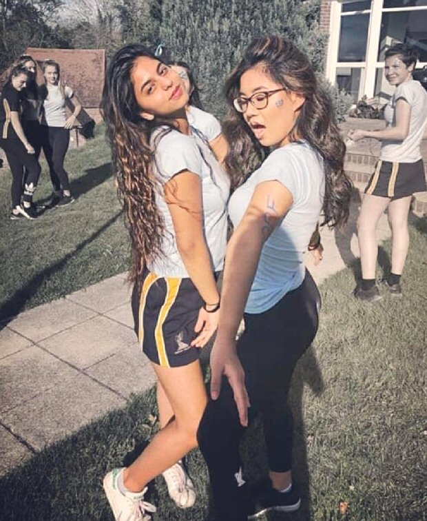 suhana-khan-with-her-friend-in-london