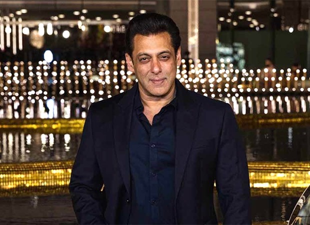 Salman Khan presents Lifetime Achievement Award to Egyptian actress Essad Youniss in Riyadh