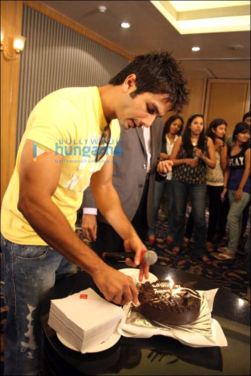 Shahid Kapoor cuts his birthday cake- Mumbai Mirror