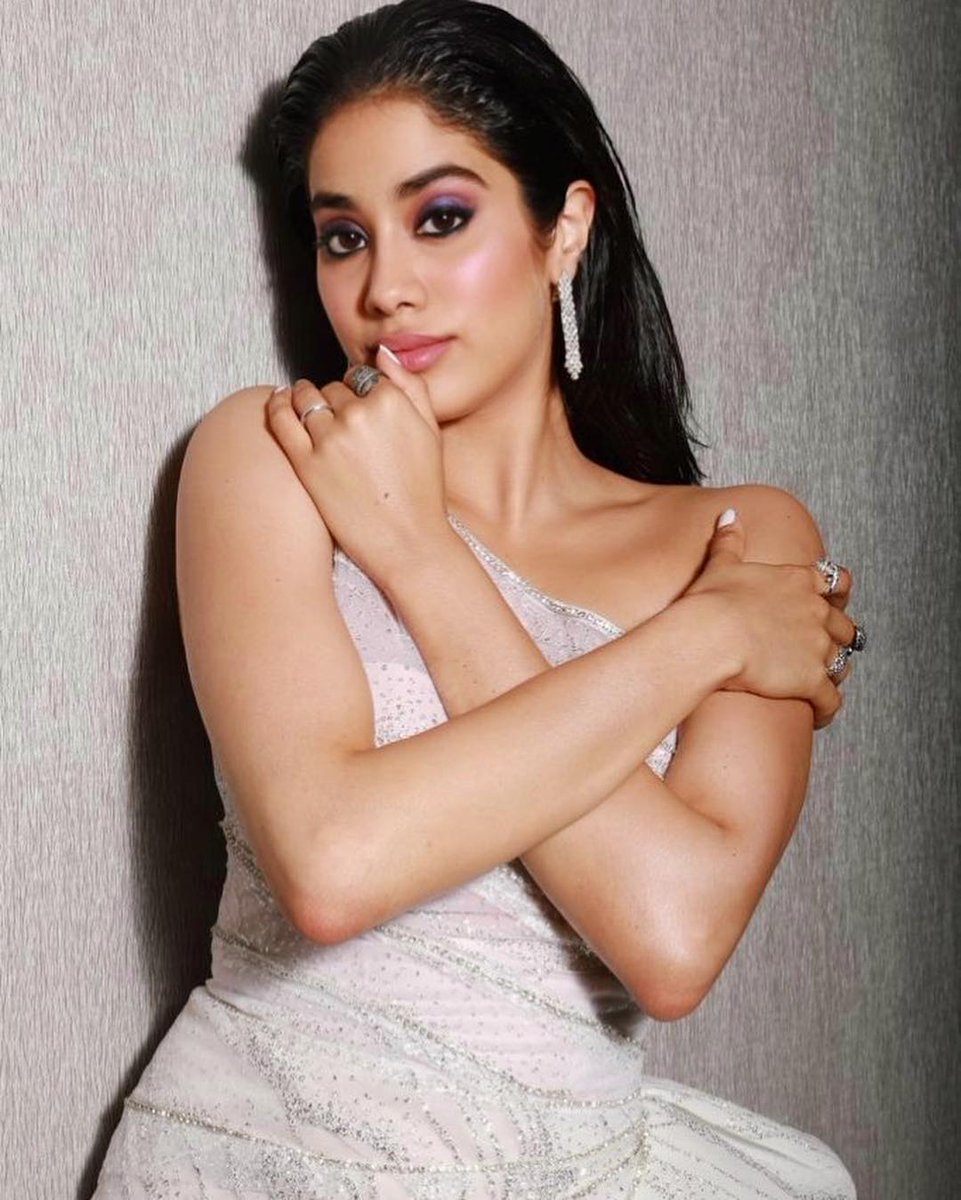 Sridevi Xx Videos - Janhvi Kapoor, Filmography, Movies, Janhvi Kapoor News, Videos, Songs,  Images, Box Office, Trailers, Interviews - Bollywood Hungama