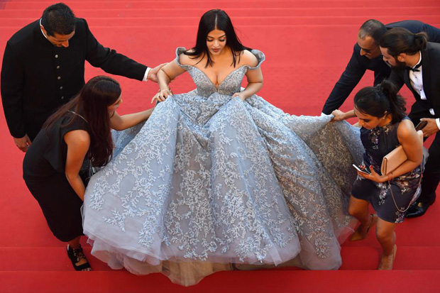 Cannes Film Festival 2022 Day 2: Aishwarya Rai Bachchan writes her own  fairytale in a black dramatic floral gown, completes 2 decades at the film  fest