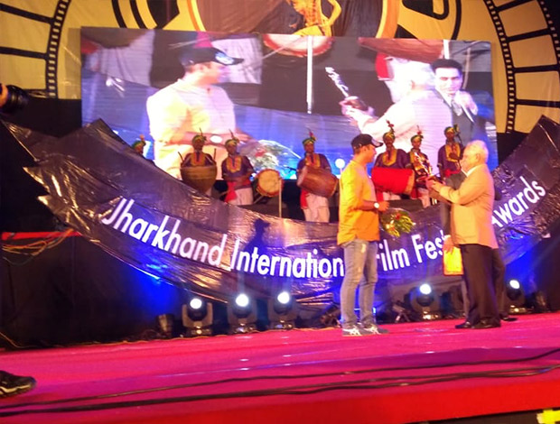 Ramesh Sippy honours Faridoon Shahryar for excellence in Journalism award at JIFFA 2018 Ramesh Sippy honours Faridoon Shahryar for excellence in Journalism award at JIFFA 2018