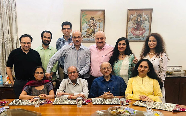 Anupam Kher walks down memory lane as he dedicates this heartfelt post to  Sooraj Barjatya and his family! : Bollywood News - Bollywood Hungama