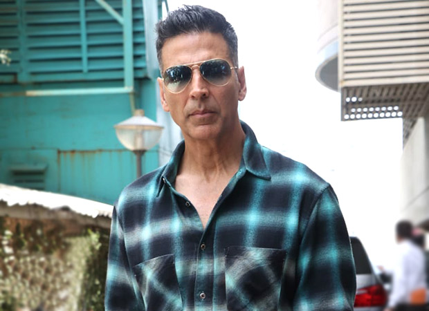 Akshay Kumar juggles his shooting schedules to spend some quality time with his mother and the netizens are in awe of the Sooryavanshi actor!