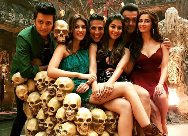 Akshay Kumar starrer Housefull 4 to release a poster every hour!
