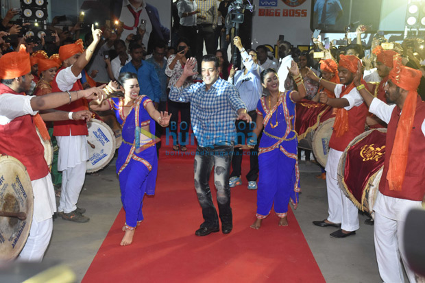 Bigg Boss 13 Salman Khan takes a metro ride, reveals the finale will be in 4 weeks