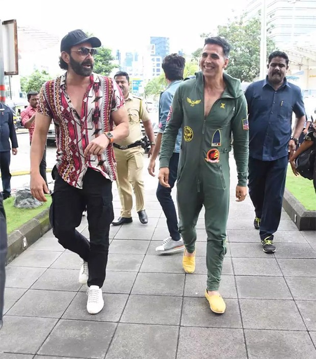 Akshay Kumar steps out for lunch with Housefull 4 cast while hiding his face from paparazzi