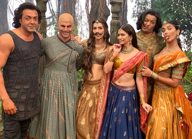 Kriti Sanon posts a funny picture with her CRACKED Housefull 4 bunch and it is sure to leave you in splits!
