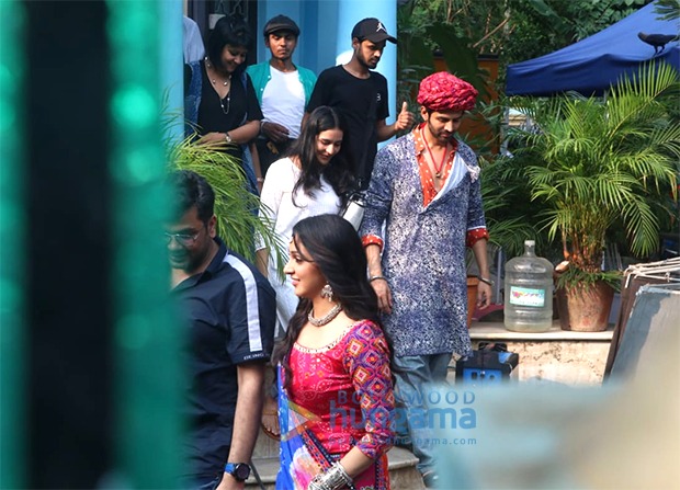 LEAKED PHOTOS Kartik Aaryan and Kiara Advani sport Rajasthani outfits on sets of Bhool Bhulaiyaa 2