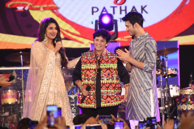 Video Priyanka Chopra Dances To The Tunes Of Chogada Yaad Piya Ki Aane Lagi With Falguni Pathak And Rohit Saraf Bollywood News Bollywood Hungama