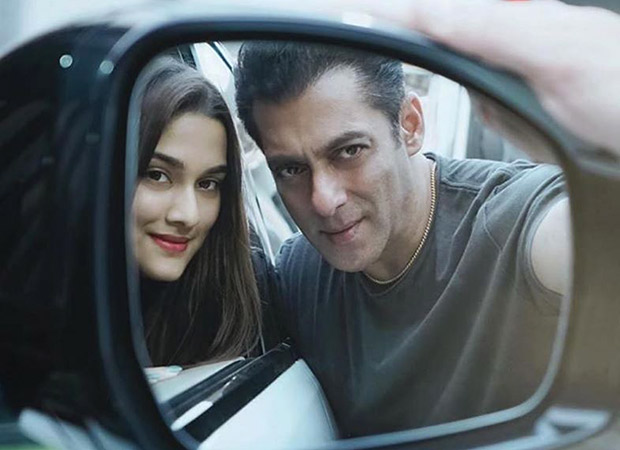 Salman Khan and Saiee Manjrekar strike a pose with this rare rear-view mirror selfie!