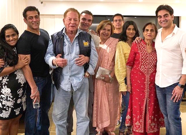 Salman Khan poses for a family picture and we are getting MAJOR Hum Saath Saath Hain feels!