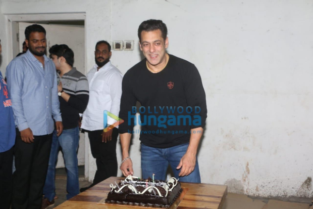 Salman Khan gets teary-eyed upon seeing massive crowd greeting him on his birthday