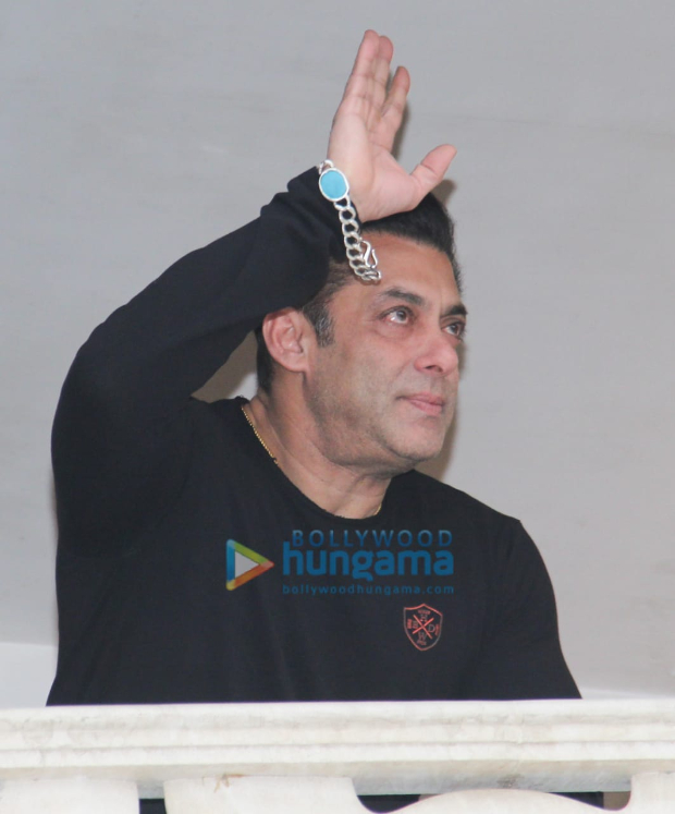 Salman Khan gets teary-eyed upon seeing massive crowd greeting him on his birthday