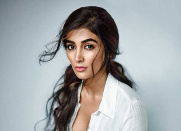 Pooja Hegde is overwhelmed upon seeing a super fan’s gesture Pooja Hegde is overwhelmed upon seeing a super fan’s gesture