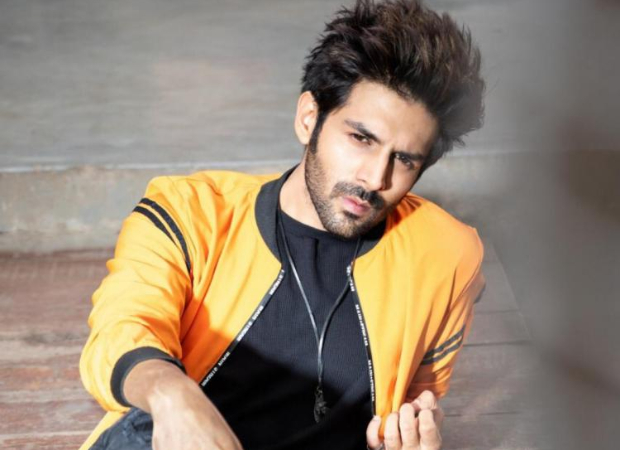 School kids go crazy upon seeing Kartik Aaryan on the Mumbai streets, sing 'Dheeme Dheeme' for him