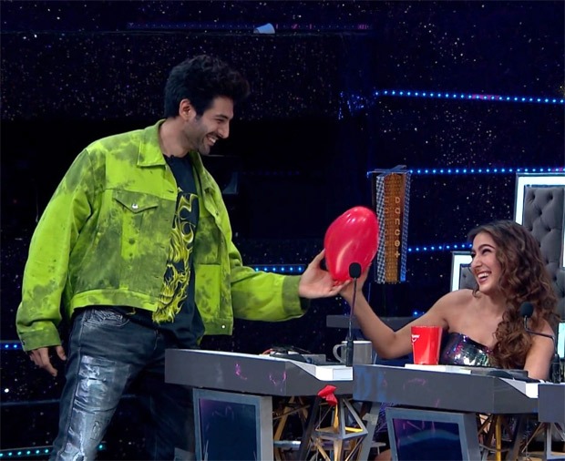 Kartik Aaryan gives a heart shaped balloon to Sara Ali Khan on Dance Plus 5 Kartik Aaryan gives a heart shaped balloon to Sara Ali Khan on Dance Plus 5
