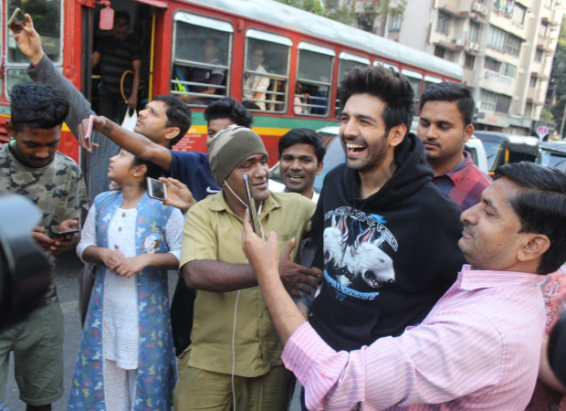 Kartik Aaryan shares a sweet moment with fans and Mumbai police officers Kartik Aaryan shares a sweet moment with fans and Mumbai police officers