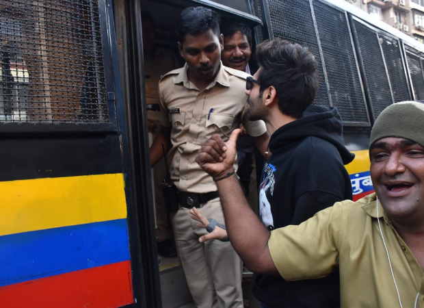 Kartik Aaryan shares a sweet moment with fans and Mumbai police officers Kartik Aaryan shares a sweet moment with fans and Mumbai police officers
