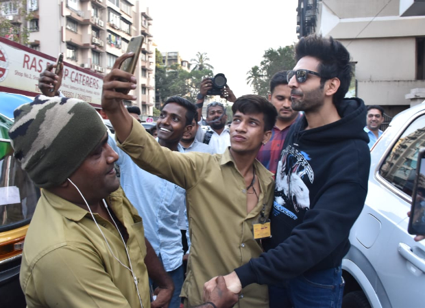 Kartik Aaryan shares a sweet moment with fans and Mumbai police officers Kartik Aaryan shares a sweet moment with fans and Mumbai police officers