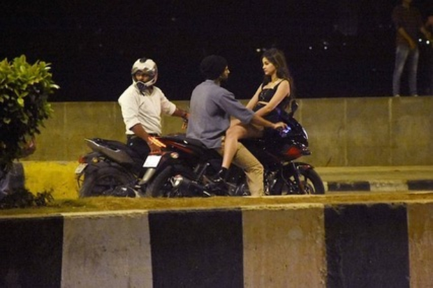 LEAKED PHOTOS! Vijay Deverakonda and Ananya Panday ride a back, it reminds us of Aamir Khan - Rani Mukerji's scene from Ghulam