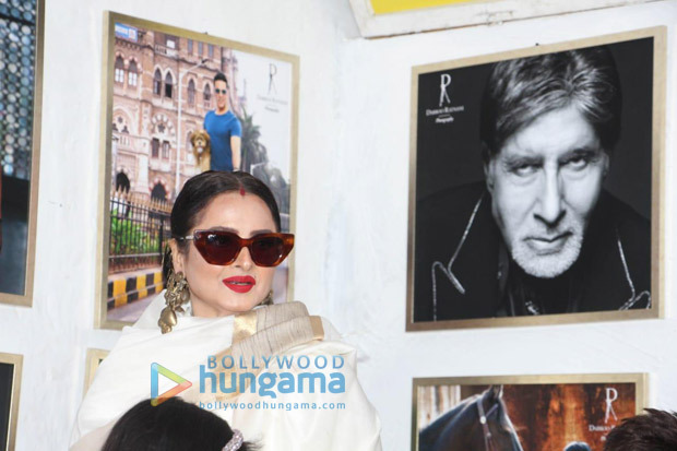 Rekha on posing next to Amitabh Bachchan’s picture – “Yahan danger zone hai” Rekha on posing next to Amitabh Bachchan’s picture – “Yahan danger zone hai”