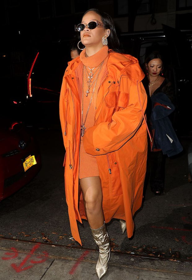 Rihanna visits her pop-up store in New York wearing head-to-toe Fenty ...