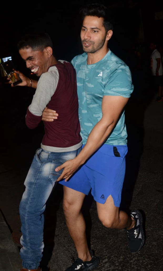 Varun Dhawan surprises a paparazzi as he lifts him his arms in this viral  video : Bollywood News - Bollywood Hungama