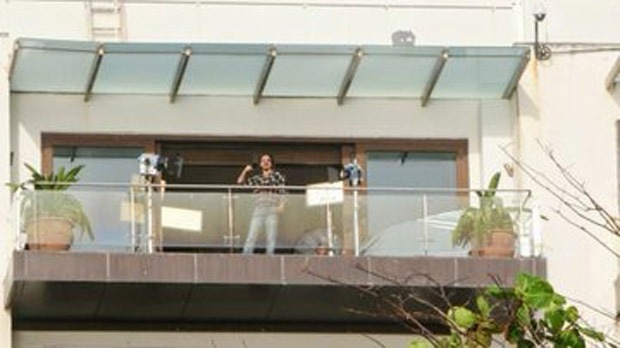 Shah Rukh Khan joins the work from home league during COVID-19, spotted shooting in Mannat’s balcony