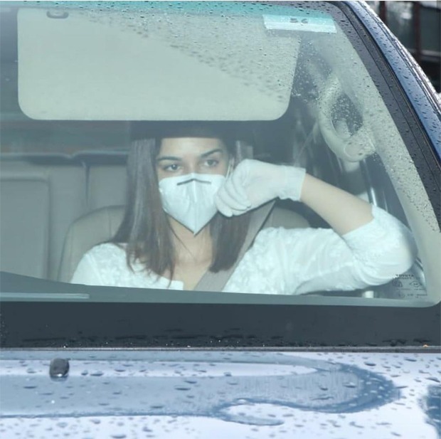Sushant Singh Rajput’s Raabta and Chhichhore co-stars Kriti Sanon and Shraddha Kapoor visits Cooper Hospital to pay last respects 