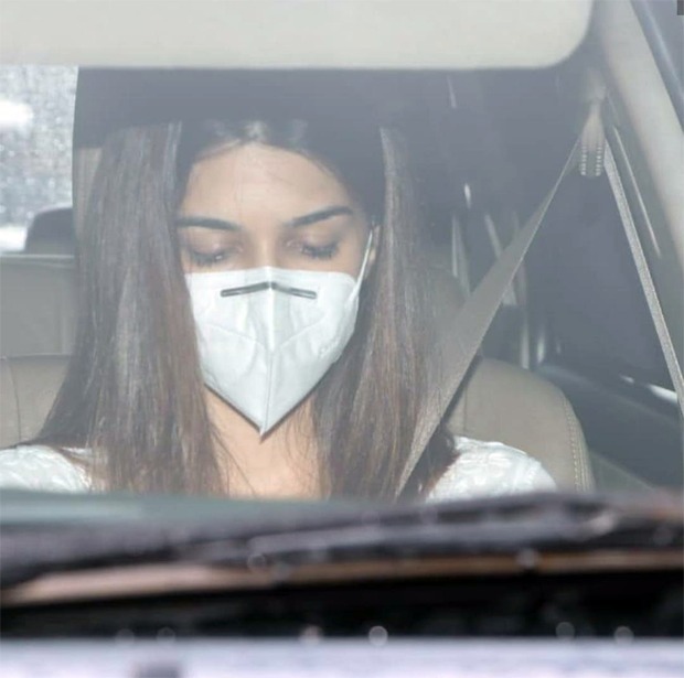 Sushant Singh Rajput’s Raabta and Chhichhore co-stars Kriti Sanon and Shraddha Kapoor visits Cooper Hospital to pay last respects 