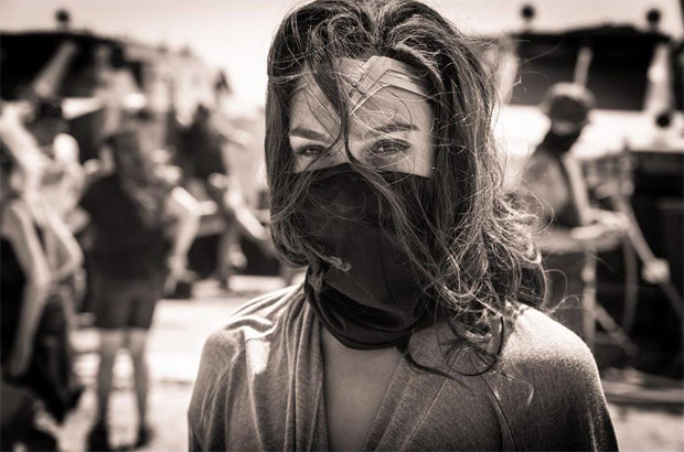 Gal Gadot Wears A Mask In A New Photo From Wonder Woman 1984 Set
