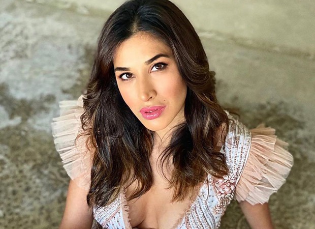 Sophie Choudry’s version of the ‘100 Squat Challenge’ is major Monday motivation!